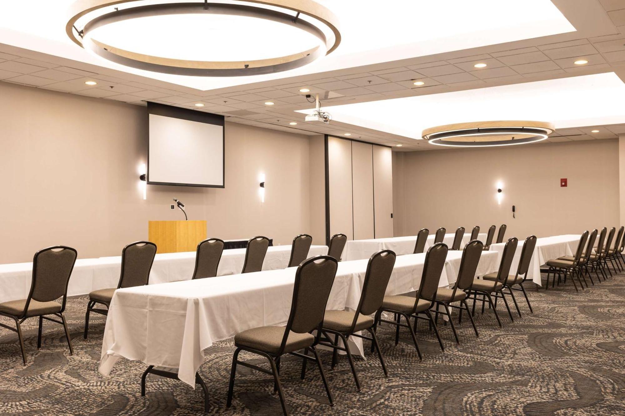 Doubletree By Hilton Austin, Mn Hotel Buitenkant foto