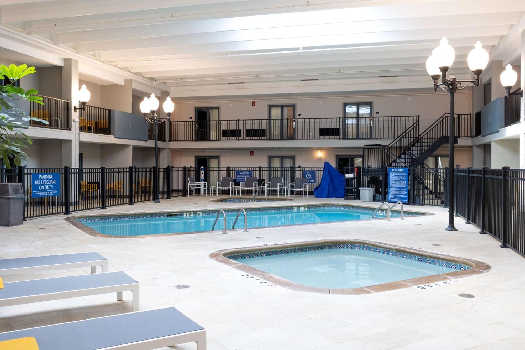 Doubletree By Hilton Austin, Mn Hotel Buitenkant foto